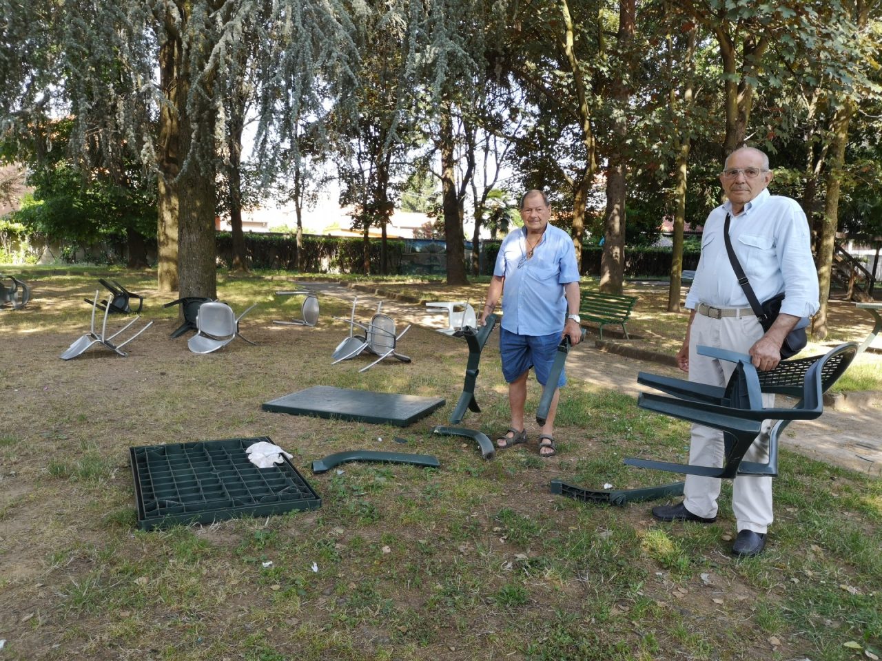 Vandali devastano il giardinetto curato dagli anziani