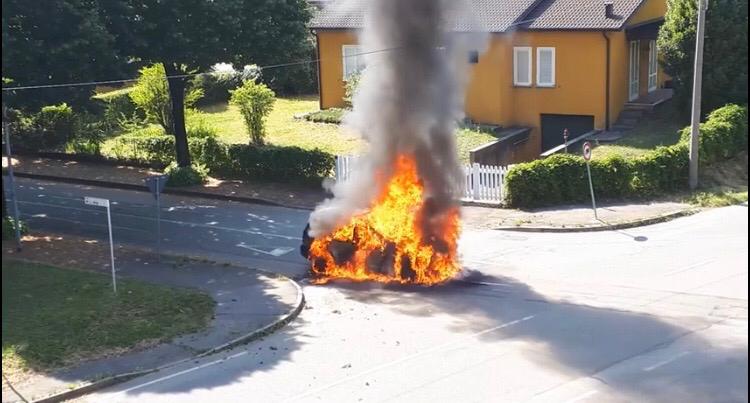 Paura a Carate per un’auto che ha preso fuoco