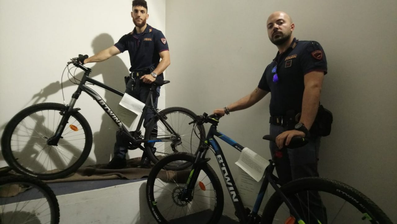 Scappano su delle bici rubate: inseguiti e bloccati dalla Polizia