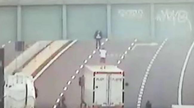 Camionista salva aspirante suicida di 19 anni