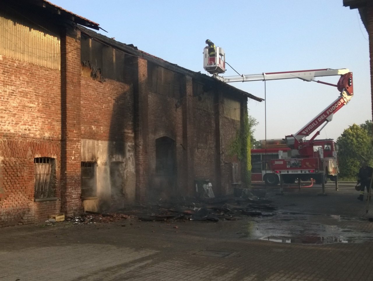 Risveglio con le fiamme per i residenti della Cascina ai Prati