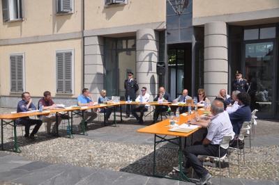 Primo Consiglio in piazza e la Giunta annuncia il taglio di stipendi
