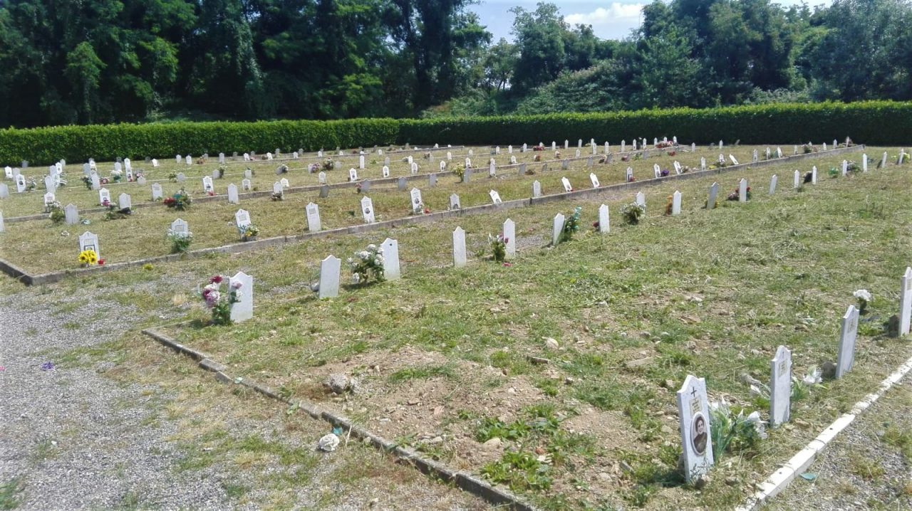 In cimitero tagliata l’erba alta dopo le proteste dei visitatori