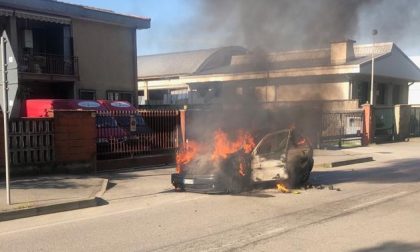 Auto in marcia prende fuoco illeso il conducente
