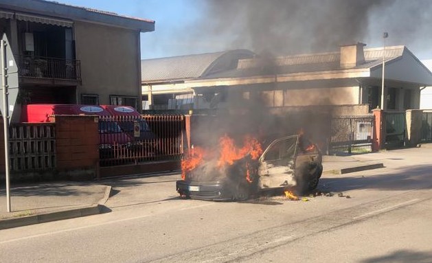 Auto in marcia prende fuoco illeso il conducente