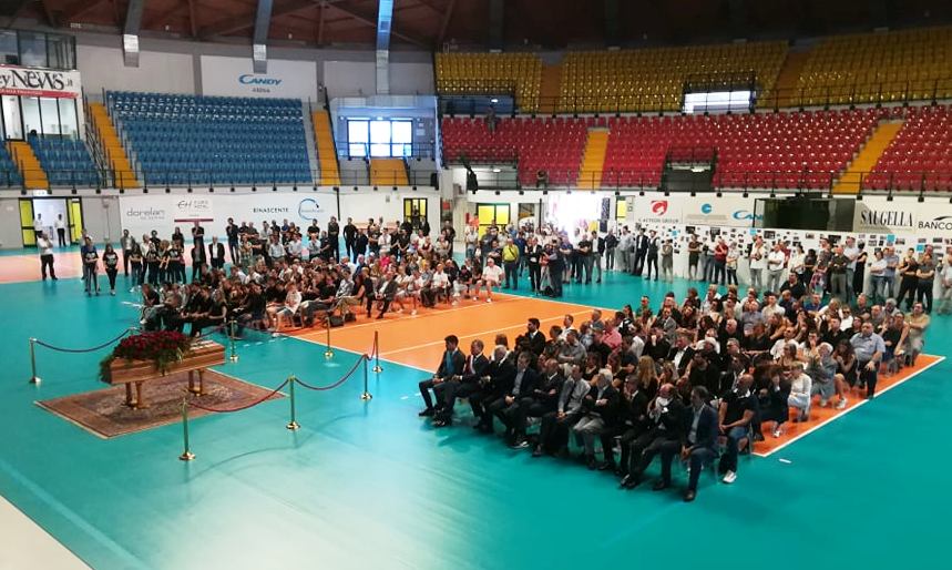 Lacrime e applausi per il saluto a Falasca – VIDEO