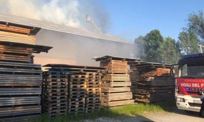Incendio in falegnameria a Lomagna, maxi spiegamento di mezzi