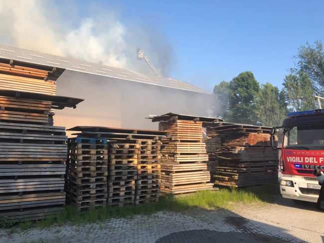 Incendio in falegnameria a Lomagna, maxi spiegamento di mezzi