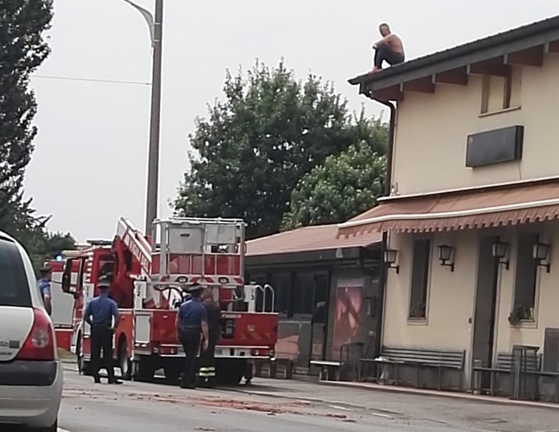Sale sul tetto della pizzeria per protesta dopo la chiusura FOTO VIDEO