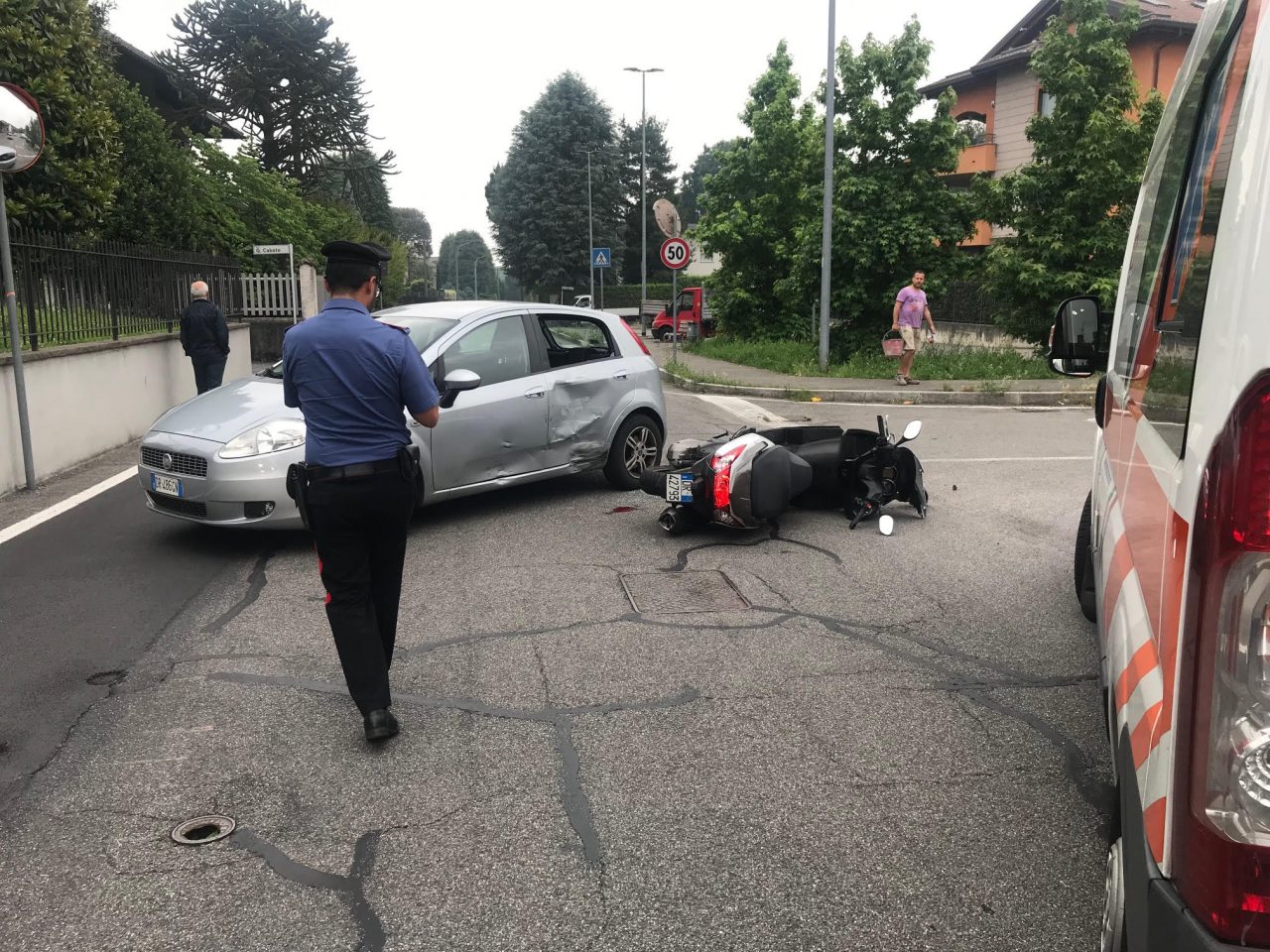 Incidente, auto brucia lo stop: ferito un motociclista