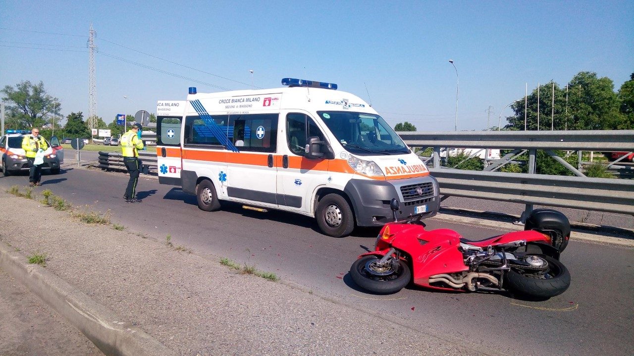 Incidente con la moto mentre va al lavoro: 52enne in ospedale