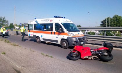 Incidente con la moto mentre va al lavoro: 52enne in ospedale