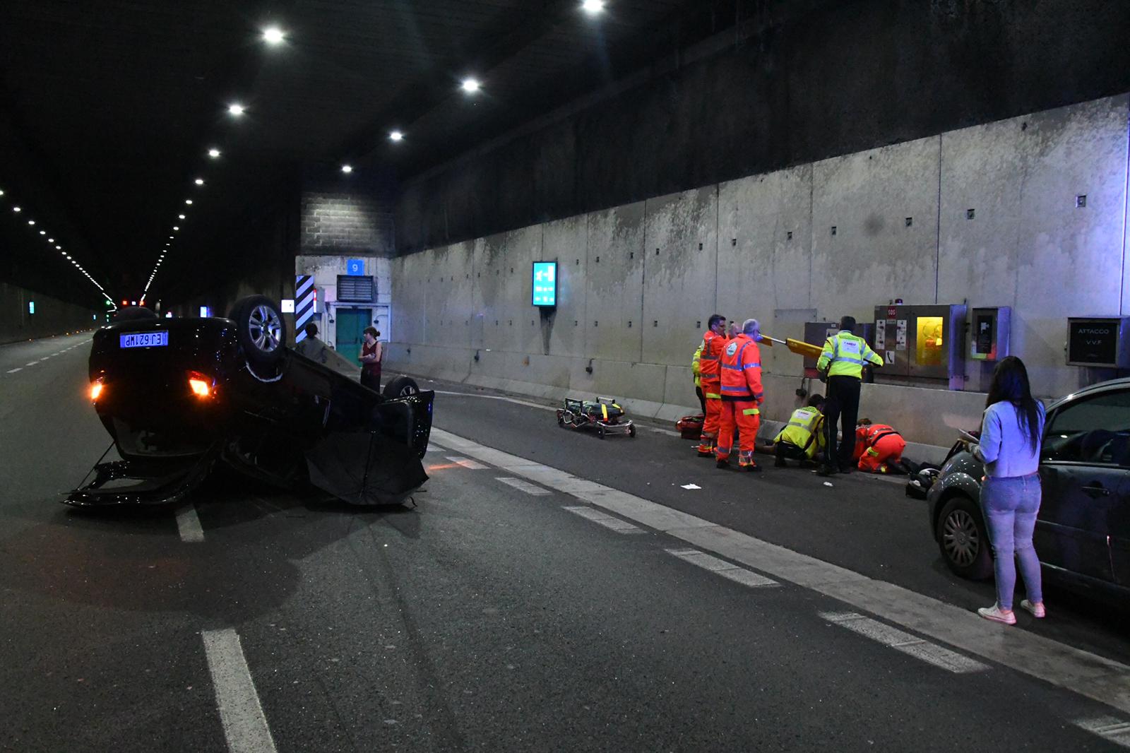 Monza, si ribalta con l'auto in galleria