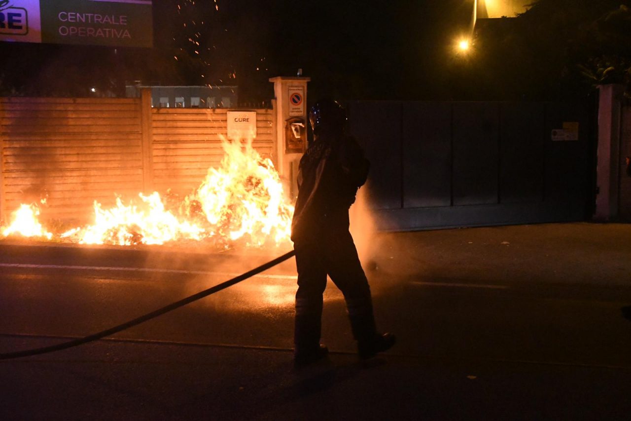 Raffica di incendi nella notte: a Monza l’ombra del piromane – FOTO E VIDEO