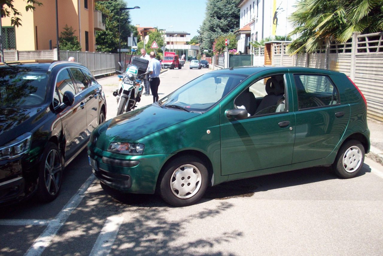 Malore alla guida anziano finisce contro auto in sosta