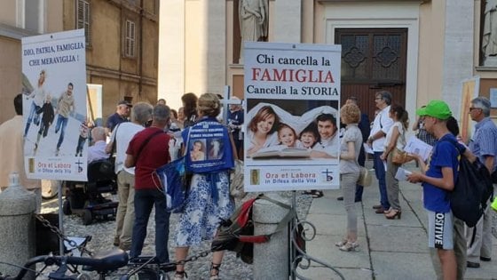 Pregano contro i gay, allontanati da una suora
