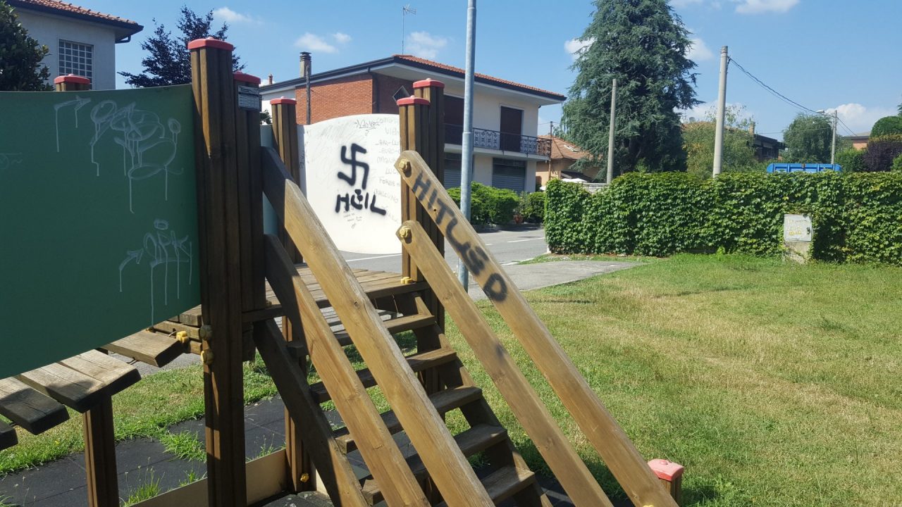 Verano, scritte naziste nel parco giochi