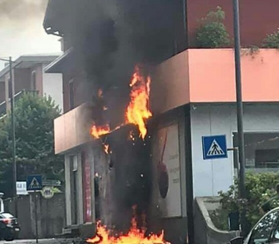 Insegna del super prende fuoco: l’incendio devasta due appartamenti FOTO