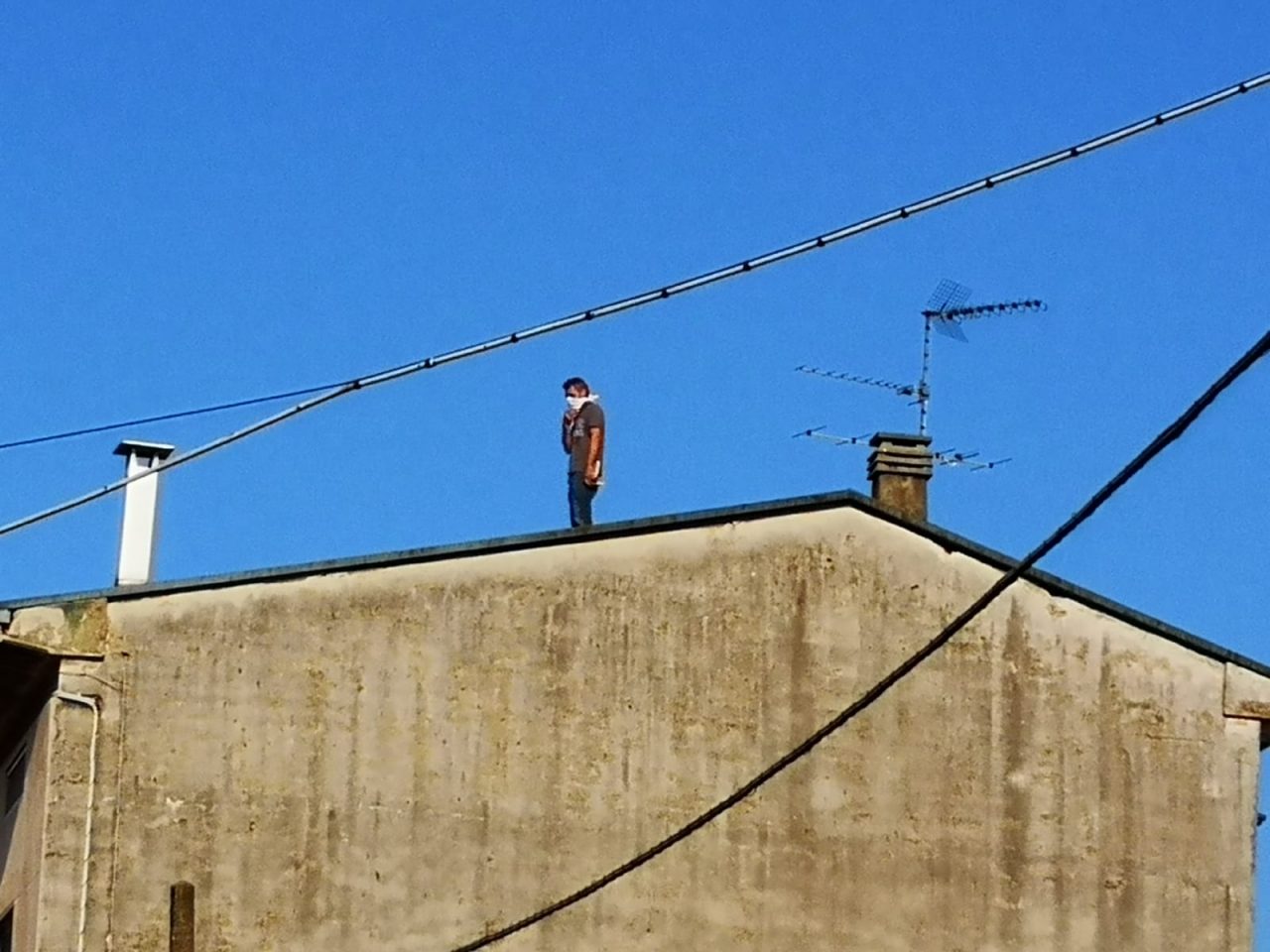 Uomo sale sul tetto di una palazzina, mobilitazione a Cesano