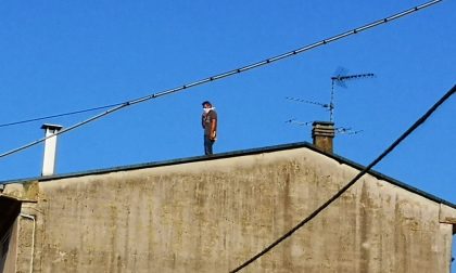 Uomo sale sul tetto di una palazzina, mobilitazione a Cesano