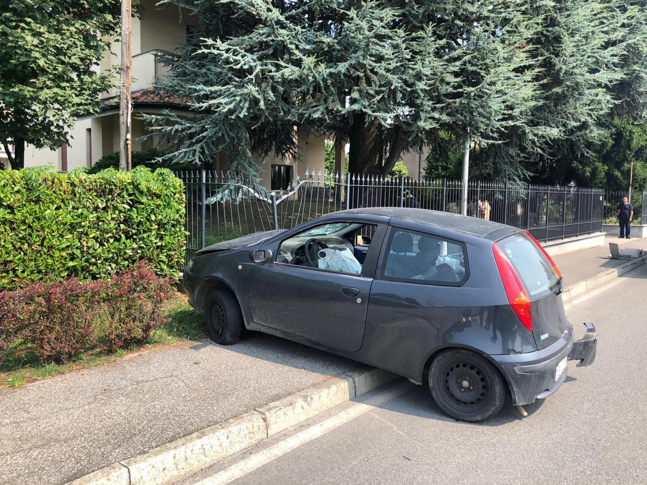 Si sente male, si schianta contro una recinzione e rompe un tubo del gas