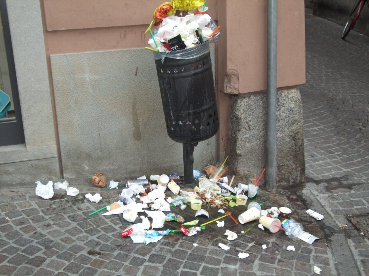 Vimercate manda in pensione i vecchi cestini