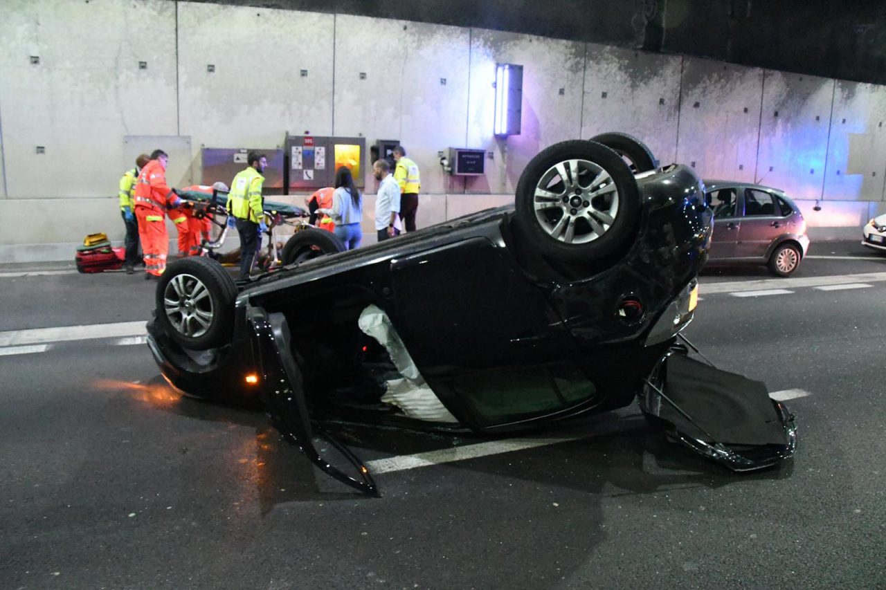 Si ribalta con l’auto in galleria, grave 22enne FOTO E VIDEO