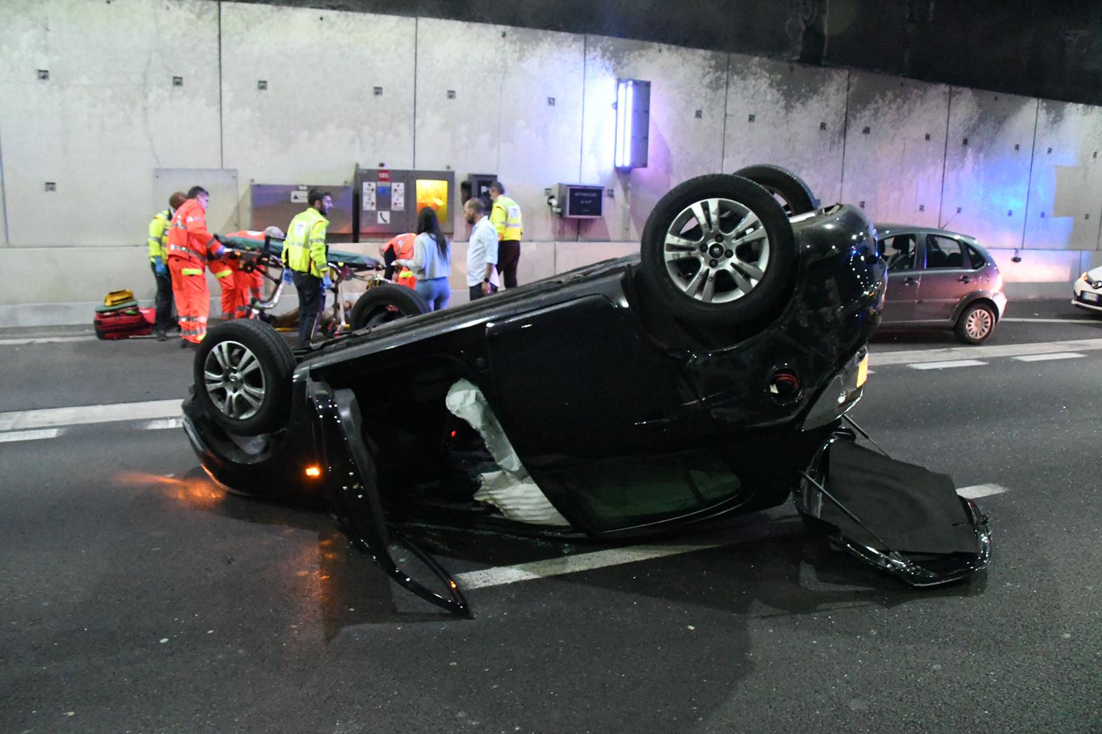 Monza, si ribalta con l'auto in galleria