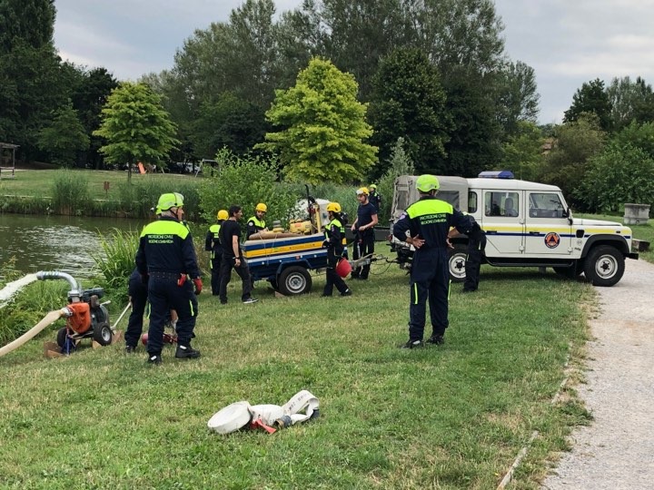 Giussano, ossigenazione del laghetto per  salvare i pesci