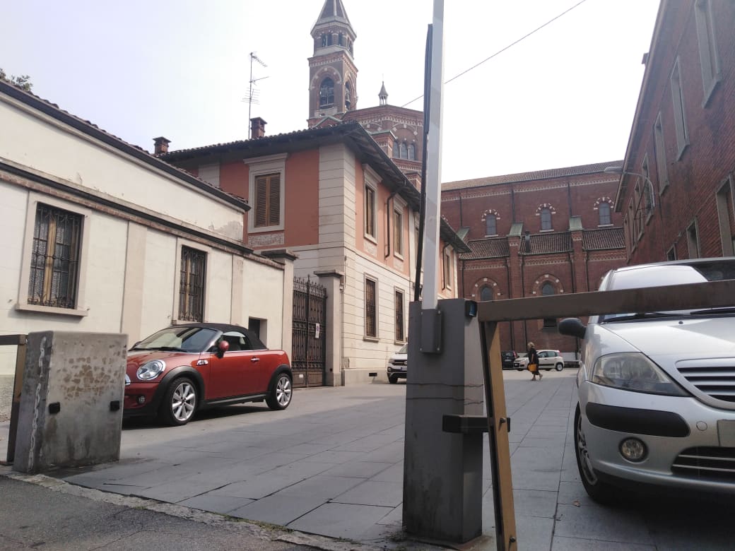 Ancora “invasione” di auto in pieno centro – FOTO