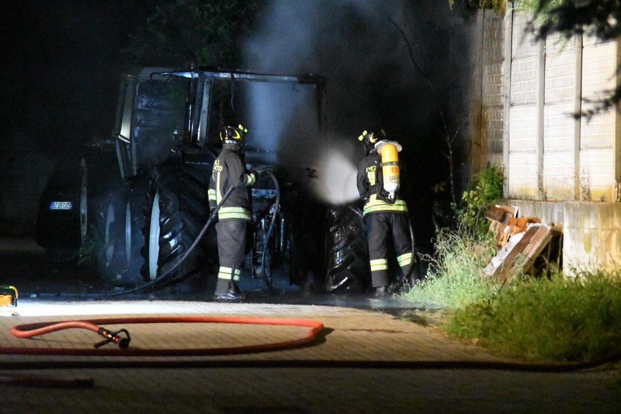 Trattore in fiamme a Biassono, intervengono Carabinieri e pompieri FOTO E VIDEO