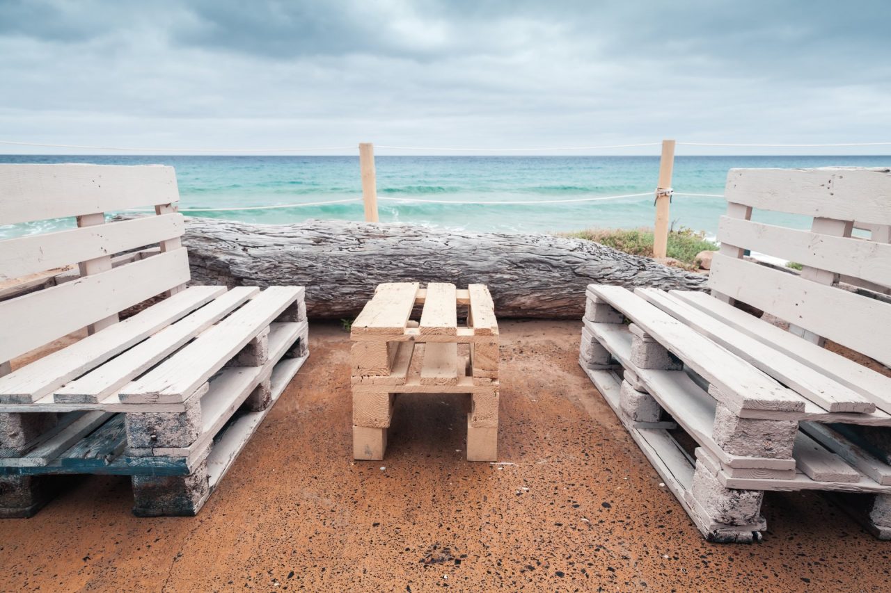 Riciclo creativo: come realizzare un divano con i pallet per il giardino