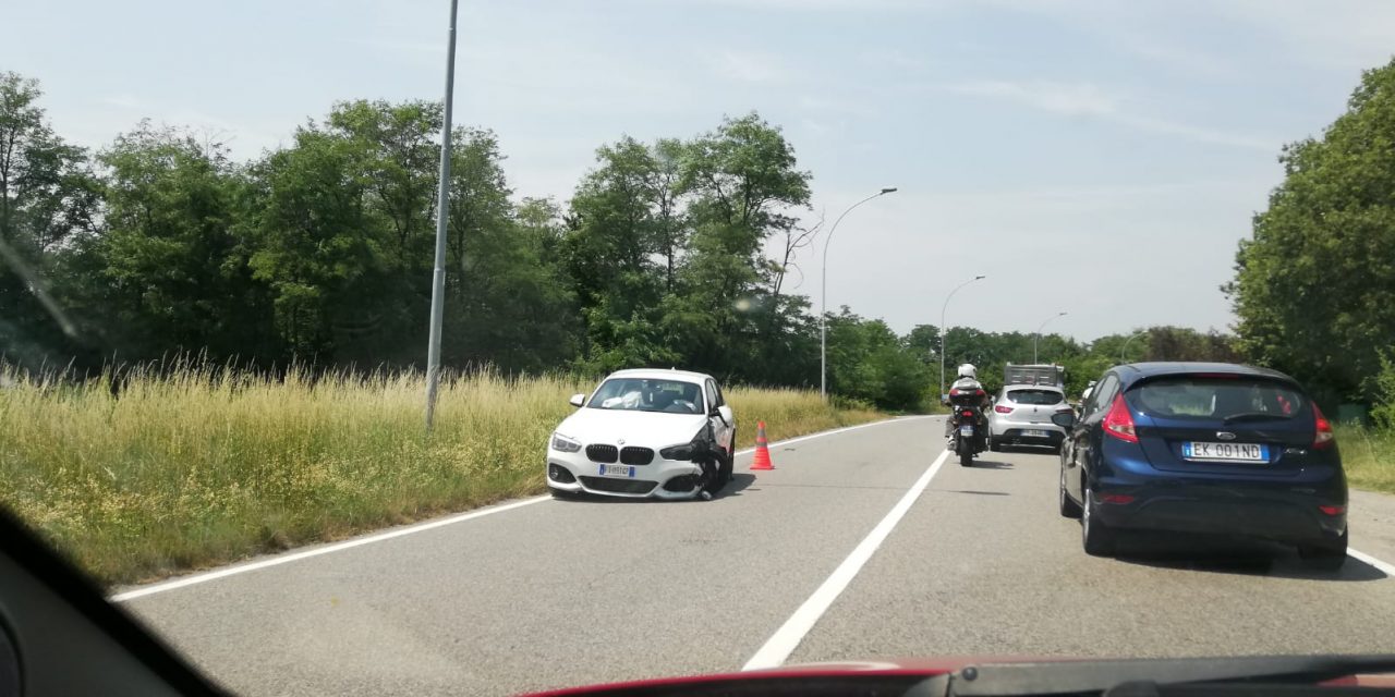 Grave incidente a Burago, attimi di paura per un centauro