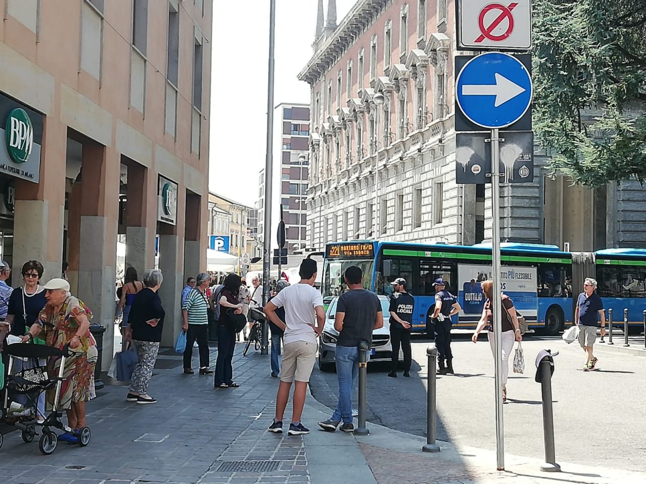 Parcheggia male, automobilista gli rovina l’auto