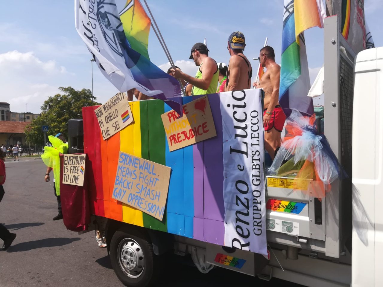Gay Pride, eccolo: è sobrio e ordinato – LE PRIME FOTO
