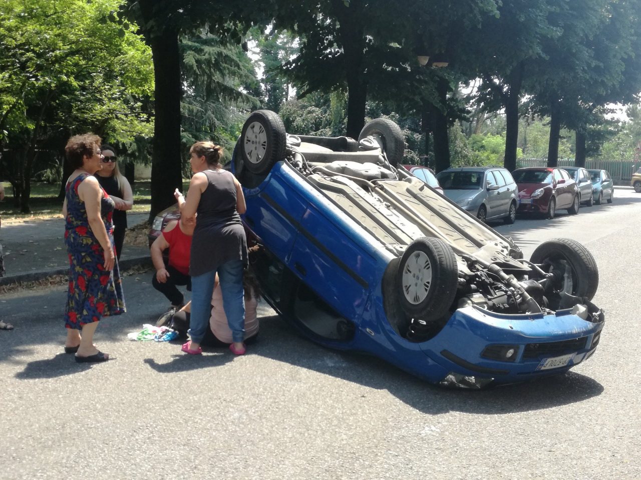 Sbatte contro una vettura in sosta e si ribalta FOTO