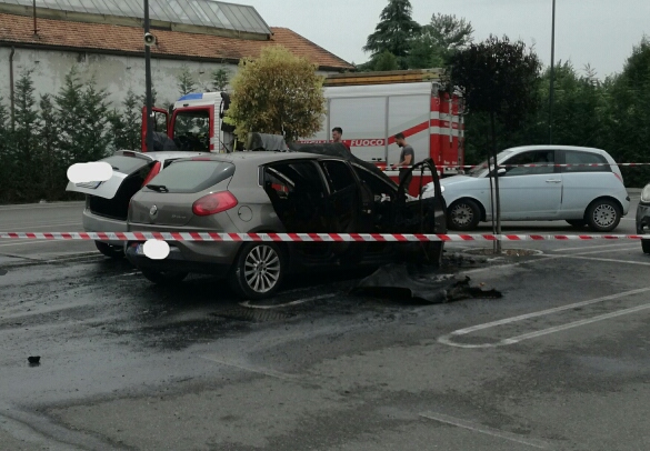 Due auto a fuoco nel parcheggio del supermercato
