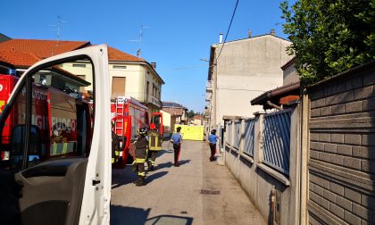 Sceso dopo dieci ore l'uomo salito sul tetto a Cesano Maderno