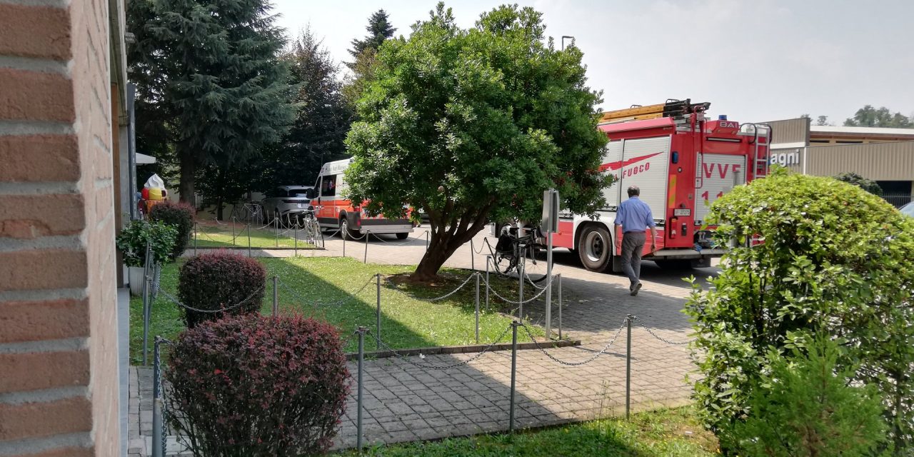 Bimbo chiuso in auto, arrivano i Vigili del fuoco