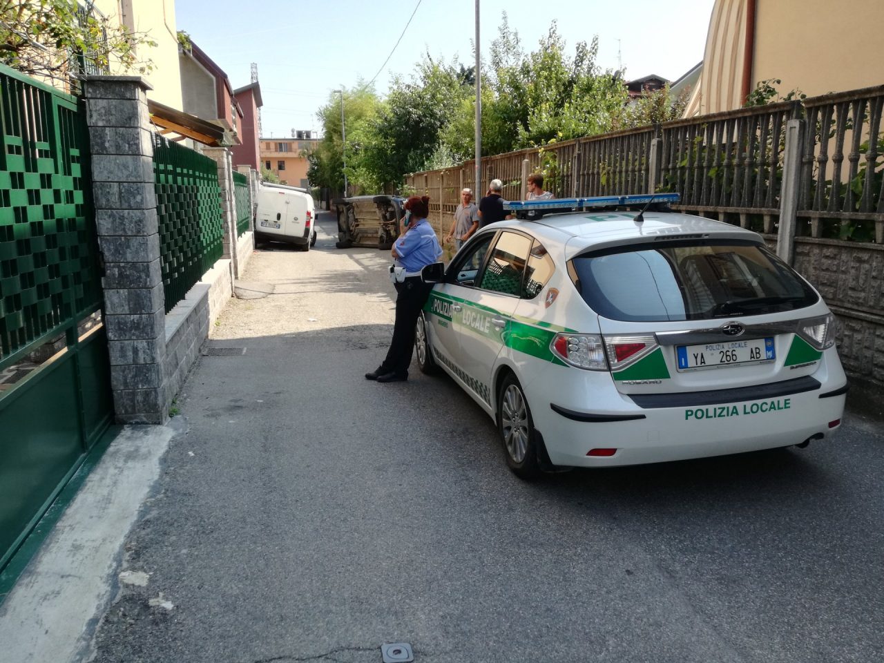 Scontro in un vicolo, auto ribaltata | FOTO