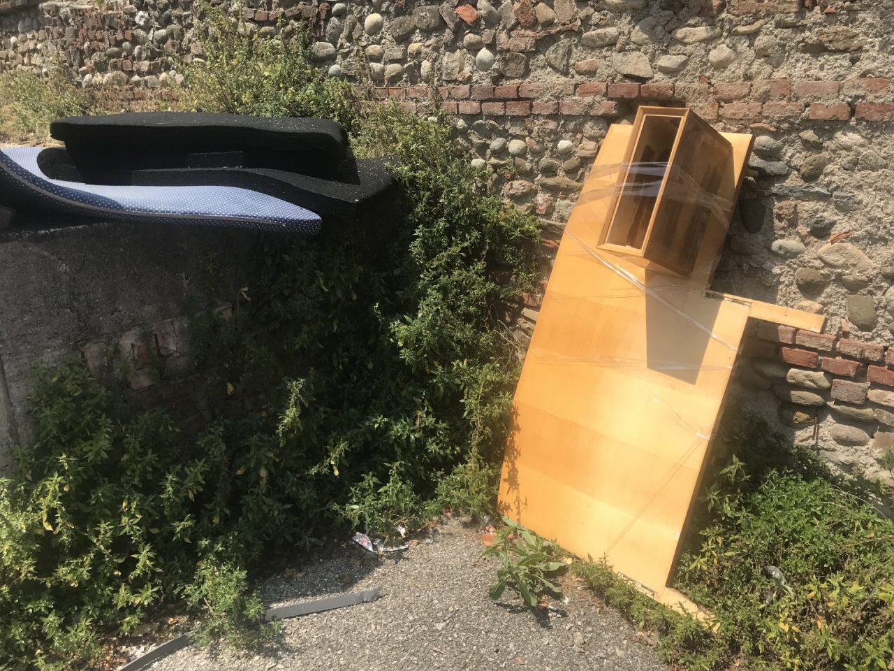 Un divano e una scrivania nel parcheggio