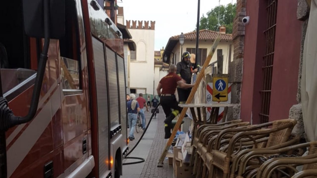Incendio nel cantiere abbandonato