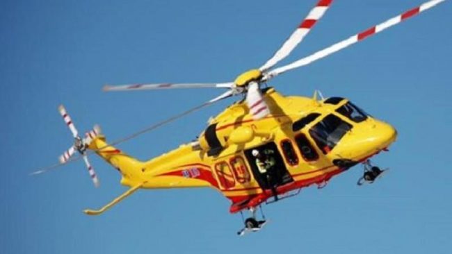 Pilota cade dalla moto: arriva l’elisoccorso