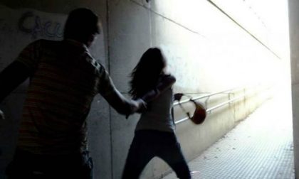 Barista molestata per strada viene salvata da un clochard