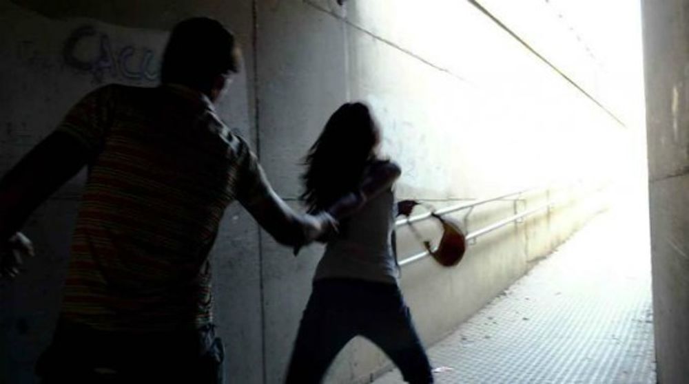 Barista molestata per strada viene salvata da un clochard
