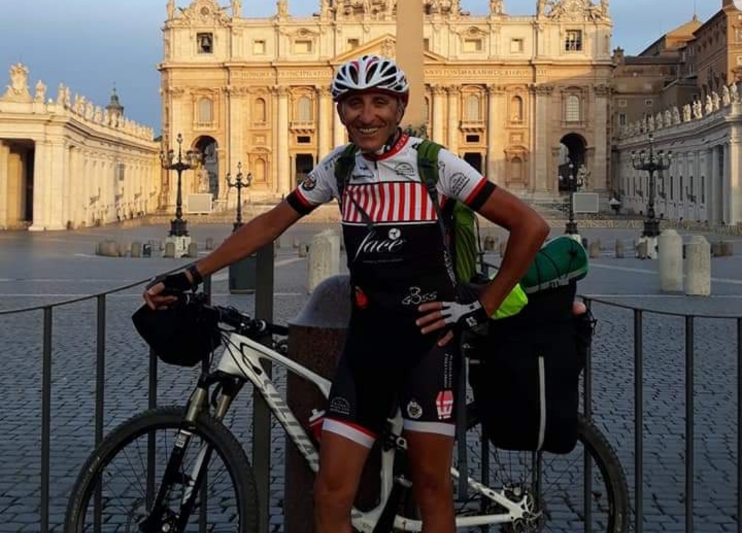 Da Arcore all’Etna in bicicletta per gli Dei