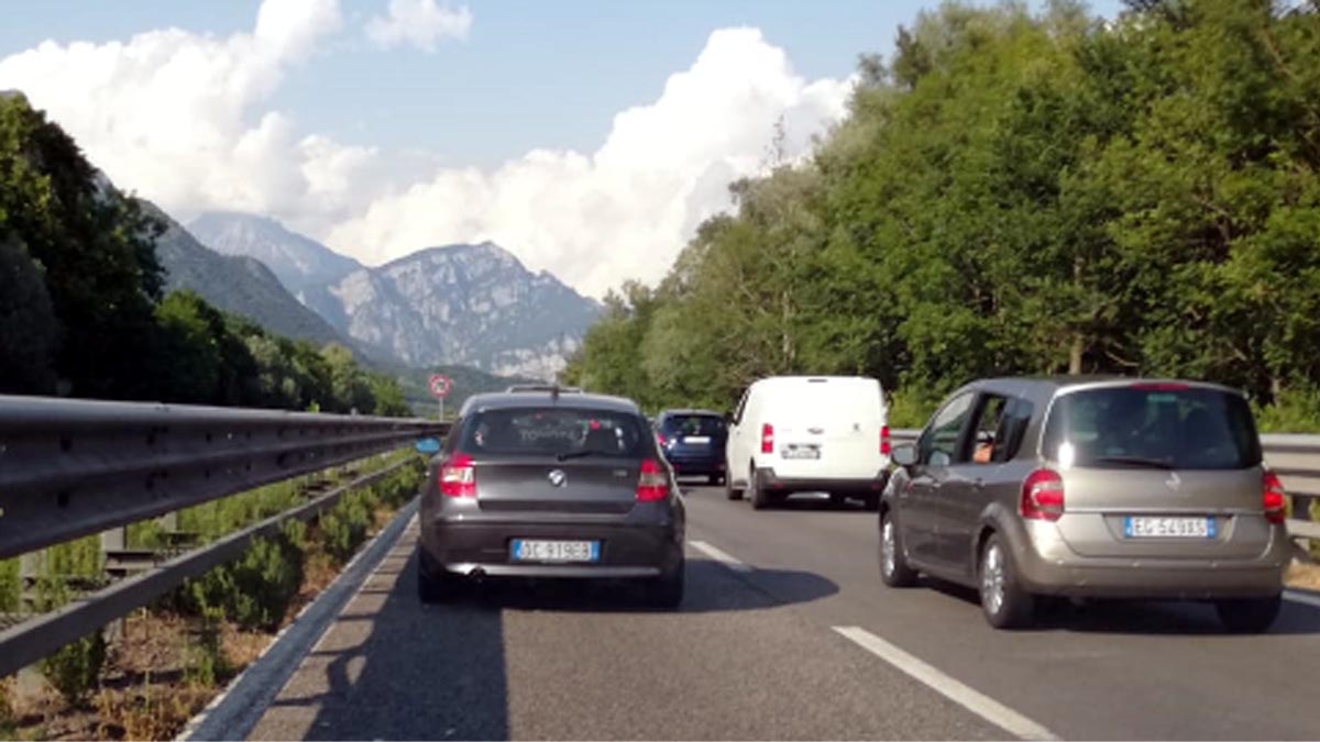 Tutti in coda verso il lago: il traffico sulla Valassina è paralizzato