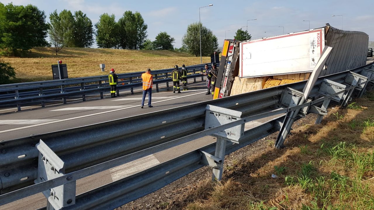 Camion si ribalta, grave incidente ad Agrate GALLERY