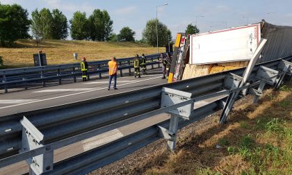 Camion si ribalta, grave incidente ad Agrate GALLERY