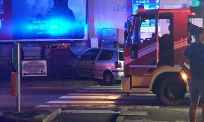 Paura in via Aquileia, 25enne si schianta in auto contro un muro